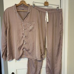 Mauve Satin Pajama Set with ‘L’Monogram XL size